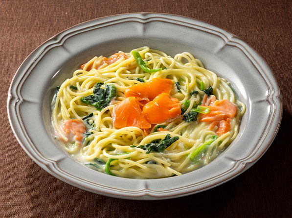 スモークサーモンとほうれん草のクリームパスタ