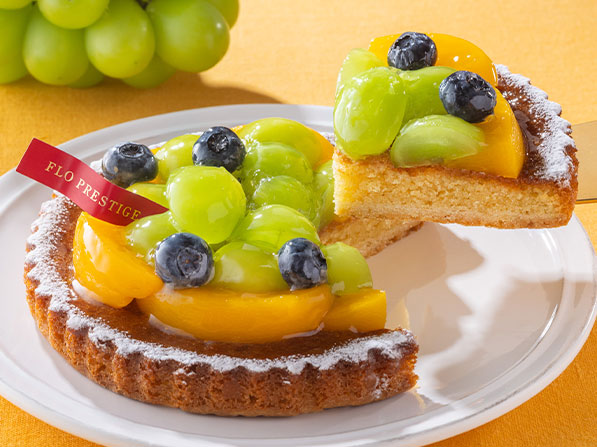 シャインマスカットと黄桃のタルト～ダマンド～