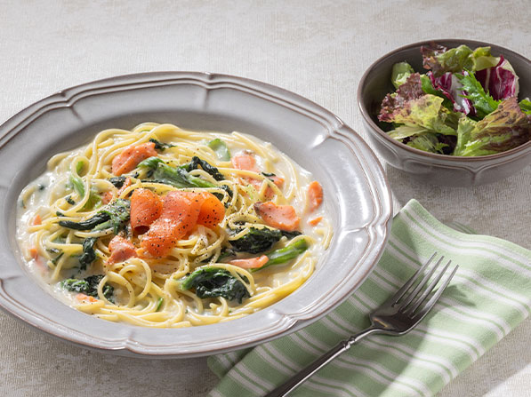 スモークサーモンとほうれん草のクリームパスタ