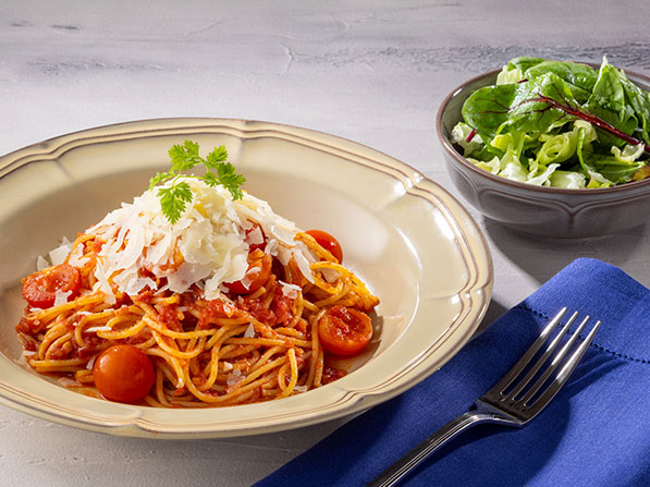 十勝パルメザンチーズとトマトのパスタ