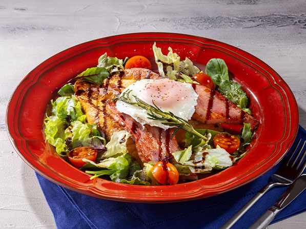 サラダ仕立てのベーコンエッグフレンチトースト